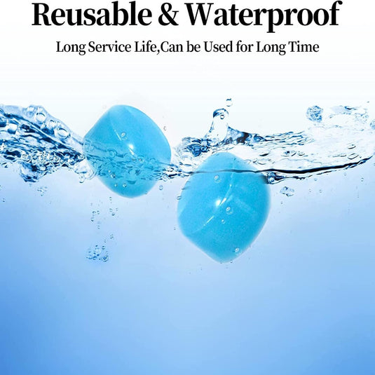 Tegen een lichtblauwe achtergrond worden twee zwevende blauwe waterdichte bollen benadrukt. De tekst luidt: "Herbruikbaar en waterdicht. Lange levensduur." Perfect als "Geniet van een goede nachtrust met onze slaapoordoppen voor het slapen" om de geluidsreductie te versterken.