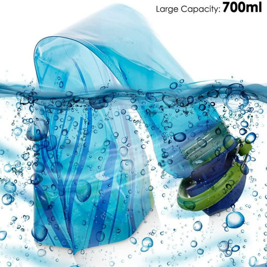 Een ondergedompelde blauwe opvouwbare waterfles met bubbels benadrukt de capaciteit van 700 ml. Geniet van duurzame hydratatie met deze BPA-vrije fles, ideaal voor milieubewuste avonturiers. Maak kennis met jouw ultieme reisgenoot: Onze set van 3 opvouwbare waterflessen!.