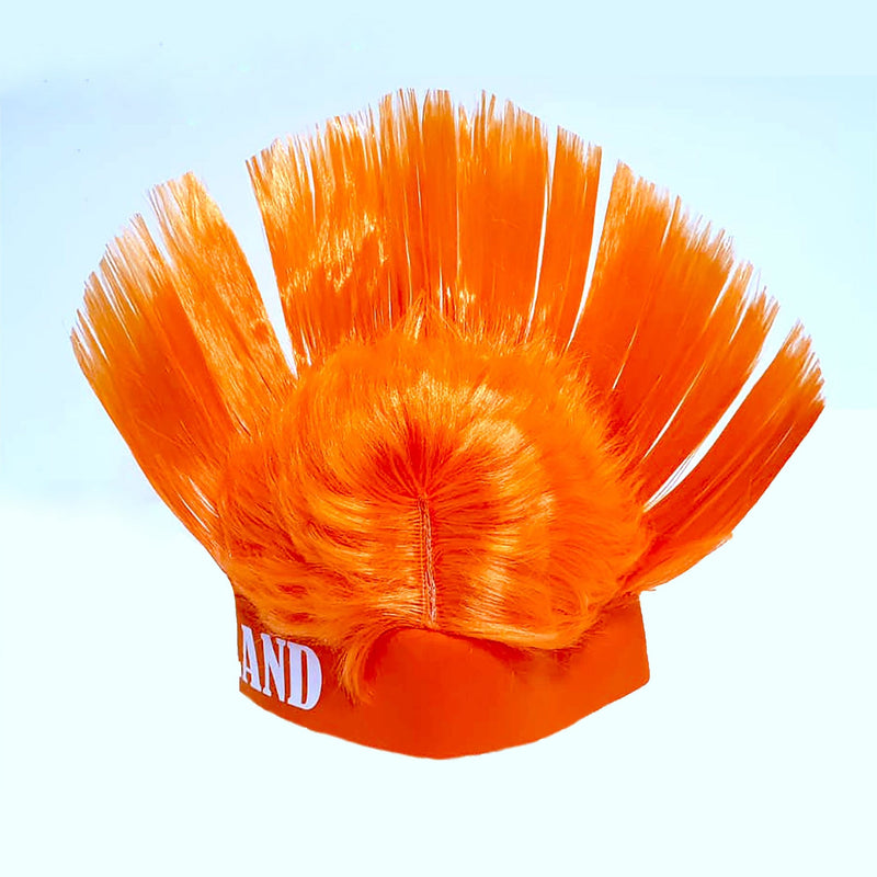 Laad afbeelding in Galerijviewer, Oranje hoed met een stijf hanenkam-achtig ontwerp, vergelijkbaar met de &quot;Laat je trots zien met de oranje Holland hanenkam pruik&quot;, met gedeeltelijk zichtbare witte tekst op de band. Ideaal voor Nederlandse fans als levendig voetbalaccessoire.
