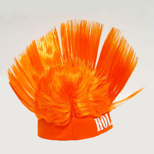 Een feloranje stekelige pruik met "HOL" op de band, die de essentie van de "Laat je trots zien met de oranje Holland hanenkam pruik" weergeeft, ideaal voor Nederlandse supporters.