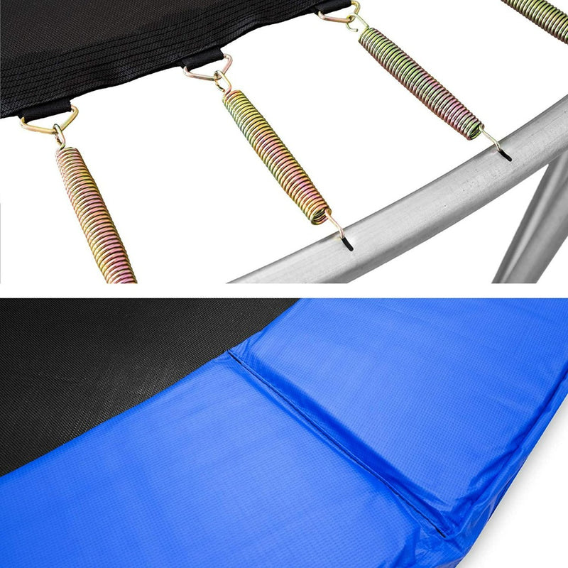 Laad afbeelding in Galerijviewer, Close-up van een complete tuintrampoline met metalen veren en een zwarte springmat, omlijst door een gevoerde blauwe hoes. Een veiligheidsnet verhoogt de veiligheid voor springers die plezier zoeken, zoals te zien is in de Trampoline met veiligheidsnet en ladder met TÜV Rheinland GS-certificaat.
