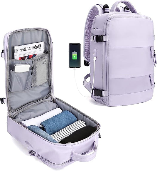 De "De ultieme reisrugzak voor elk avontuur" in lichtpaars heeft twee hoofdcompartimenten: een open met een tijdschrift, boek, kleding en laptophoes; de andere bevat een draagbare oplader die is aangesloten op een telefoon. Gemaakt van duurzaam polyester, zorgt het ervoor dat stijl en bruikbaarheid samenkomen voor elke reis.