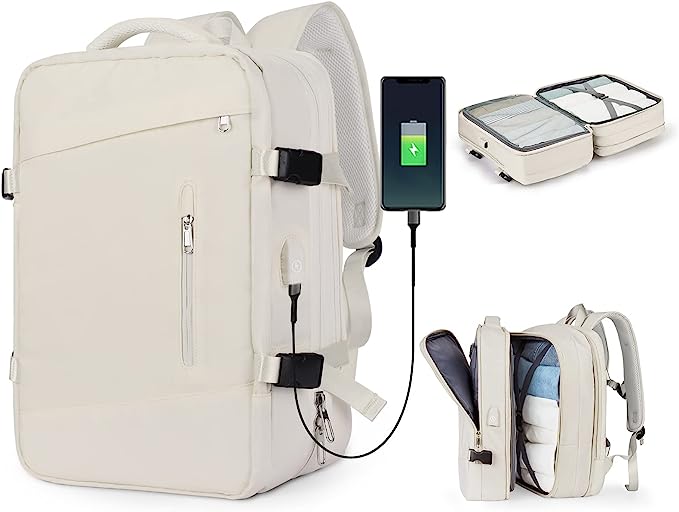 Laad afbeelding in Galerijviewer, De ultieme reisrugzak voor elk avontuur, gemaakt van duurzaam polyester, heeft een USB-oplaadpoort, een rechthoekig ontwerp met voorvak en zijgespen. Bij het openen zie je ingepakte kleding en wordt er een aparte packing cube opgenomen voor extra organisatie.
