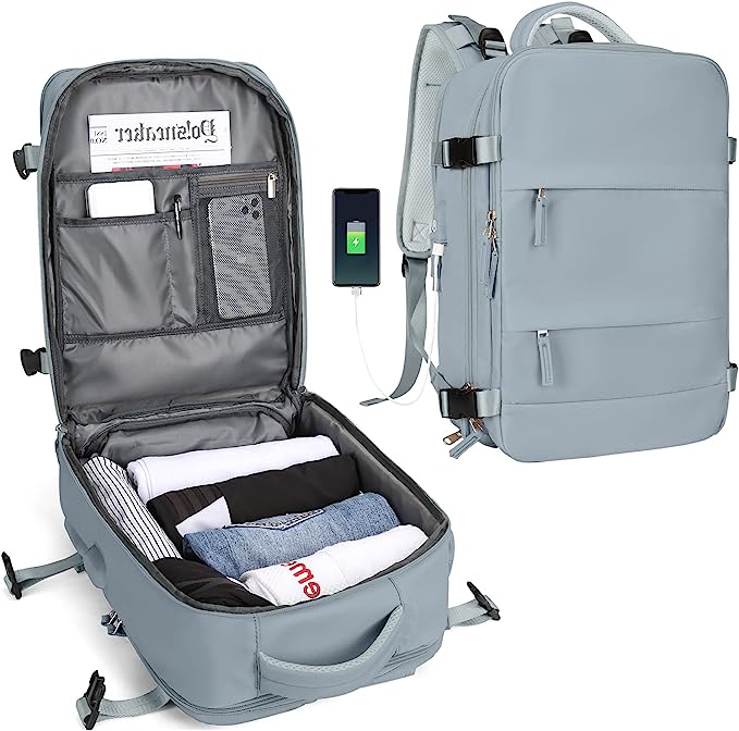 Laad afbeelding in Galerijviewer, De lichtgrijze &quot;De ultieme reisrugzak voor elk avontuur&quot;, gemaakt van duurzaam polyester, toont ingepakte kleding met georganiseerde zakken en is voorzien van een USB-oplaadpoort aan de zijkant voor gemakkelijk opladen van de telefoon.
