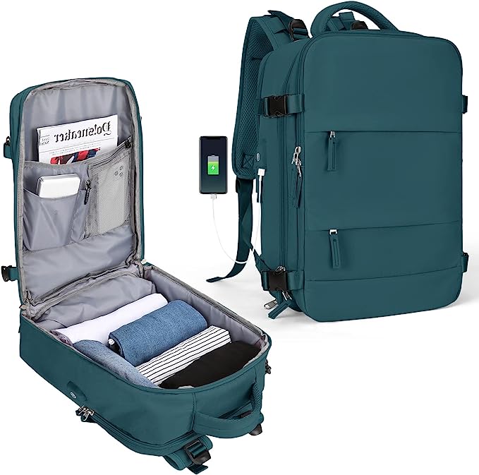 Laad afbeelding in Galerijviewer, De ultieme reisrugzak voor elk avontuur in een teal kleur is gemaakt van duurzaam polyester, met meerdere compartimenten en een USB-oplaadpoort. De rugzak wordt zichtbaar open en gesloten met inhoud zoals kleding en een tijdschrift.
