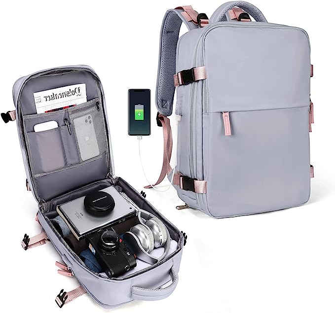 Laad afbeelding in Galerijviewer, De &quot;De ultieme reisrugzak voor elk avontuur&quot; is een lichtgrijze rugzak van duurzaam polyester met meerdere compartimenten, afgebeeld met daarin een camera, koptelefoon en boek. Een smartphone wordt opgeladen via de ingebouwde USB-oplaadpoort, terwijl roze accenten de banden en ritsen sieren.
