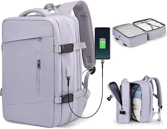 De "De ultieme reisrugzak voor elk avontuur" is een lichtgrijze rugzak van duurzaam polyester met een externe USB-oplaadpoort. Hij beschikt over meerdere compartimenten, waaronder een laptopvak voor voldoende opbergruimte. Bevat een afbeelding van een telefoon die is aangesloten op de lader.