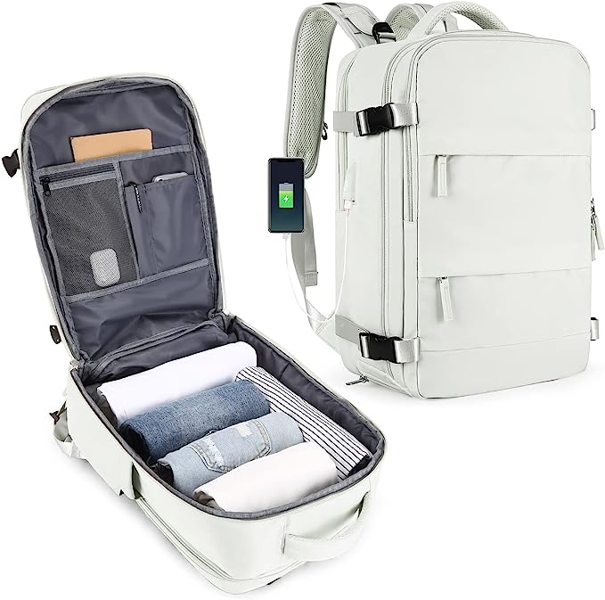 Laad afbeelding in Galerijviewer, Voor- en zijaanzicht van De ultieme reisrugzak voor elk avontuur in lichtgrijs duurzaam polyester, met georganiseerde compartimenten voor kleding en zakken. Een smartphone op de band benadrukt de USB-oplaadpoort voor eenvoudig opladen.
