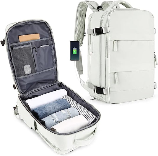 Voor- en zijaanzicht van De ultieme reisrugzak voor elk avontuur in lichtgrijs duurzaam polyester, met georganiseerde compartimenten voor kleding en zakken. Een smartphone op de band benadrukt de USB-oplaadpoort voor eenvoudig opladen.