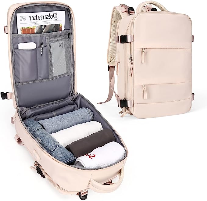 Laad afbeelding in Galerijviewer, De ultieme reisrugzak voor elk avontuur is beige en heeft één open zijde die een georganiseerde binnenkant onthullende met opgerolde kleding, een tijdschrift en accessoirevakken. Gemaakt van duurzaam polyester met USB-oplaadpoort. De andere zijde sluit netjes af met een rits.

