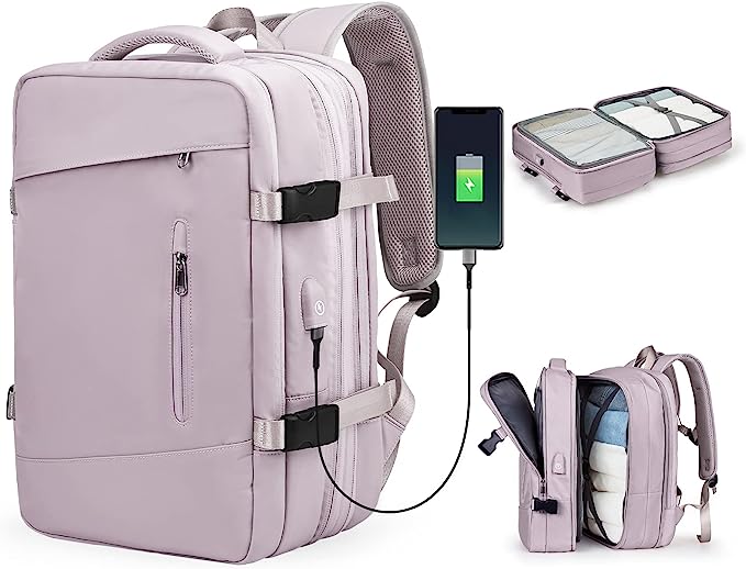 Laad afbeelding in Galerijviewer, De ultieme reisrugzak voor elk avontuur in lichtroze, gemaakt van duurzaam polyester, heeft een USB-oplaadpoort en diverse vakken. Geopend weergave met kleding erin en een deels zichtbare oplaadbare telefoon voor je reis.
