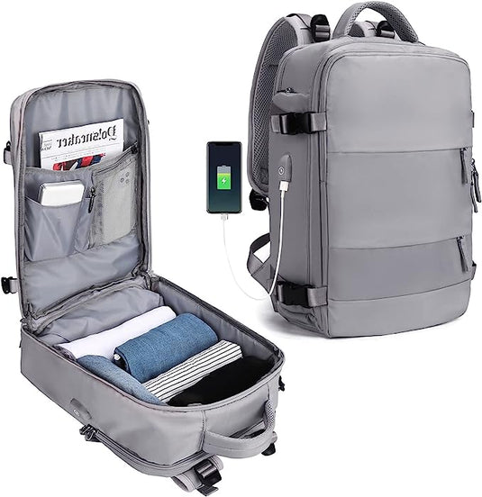 De "De ultieme reisrugzak voor elk avontuur" in grijs, gemaakt van duurzaam polyester, heeft een open compartiment met kleding, een tijdschrift en een mesh-vak aan de binnenkant. Een USB-oplaadpoort maakt het gemakkelijk om de telefoon aan de zijkant op te laden voor gemak tijdens het reizen.