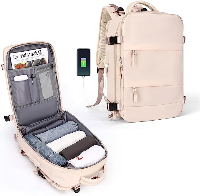Laad afbeelding in Galerijviewer, De ultieme reisrugzak voor elk avontuur in beige, krachtig uit duurzaam polyester, voorzien van meerdere compartimenten. Gezien zowel open als gesloten met opgevouwen kleding, een tijdschrift en een praktische USB-oplaadpoort waarin een telefoon wordt opgeladen.
