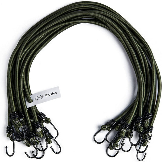 De "Robuuste spanrubbers met haken voor al je avonturen", met robuuste groene elastieken met zwarte metalen haken, ligt op een wit oppervlak en biedt een verstelbare spanning voor verschillende taken.