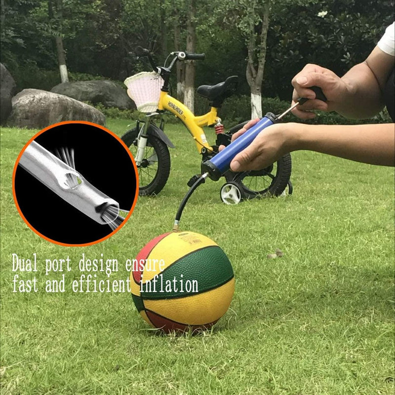 Laad afbeelding in Galerijviewer, Op gras gebruikt iemand een handpomp om een kleurrijke basketbal op te blazen, met een klein geel fietsje in de buurt. Met exclusieve ballenpompnaalden: de perfecte manier om je ballen op te pompen, deze naalden zorgen voor snel en duurzaam opblazen via hun ontwerp met dubbele poort.

