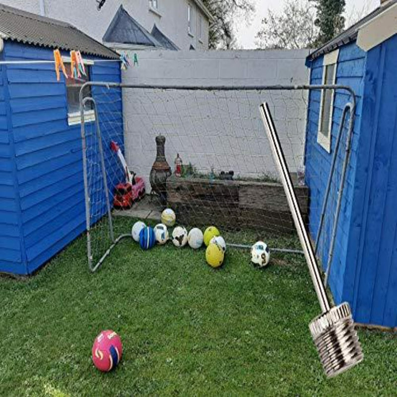 Laad afbeelding in Galerijviewer, Een achtertuin met een klein voetbaldoel, verspreide ballen en twee blauwe schuurtjes. Rechts is een afbeelding van &quot;Roestvrijstalen ballenpomp naalden: de perfecte manier om je ballen op te pompen&quot; over elkaar heen geplaatst.
