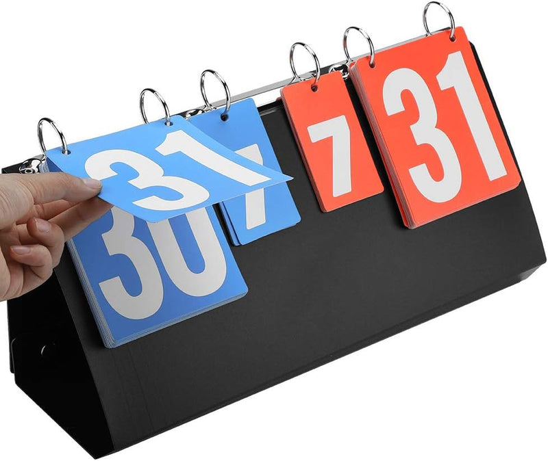 Load image into Gallery viewer, Een persoon slaat een pagina om op een desktop-flipkalender met grote blauwe en rode cijfers op een zwarte standaard, net als het lichtgewicht &quot;Draagbaar scorebord: de perfecte manier om de score bij te houden.
