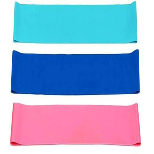 Drie weerstandsbanden in de kleuren lichtblauw, donkerblauw en roze zijn horizontaal op een effen witte achtergrond geplaatst. Ideaal voor het verbeteren van de flexibiliteit tijdens krachttraining met onze duurzame fitnessweerstandsbanden.