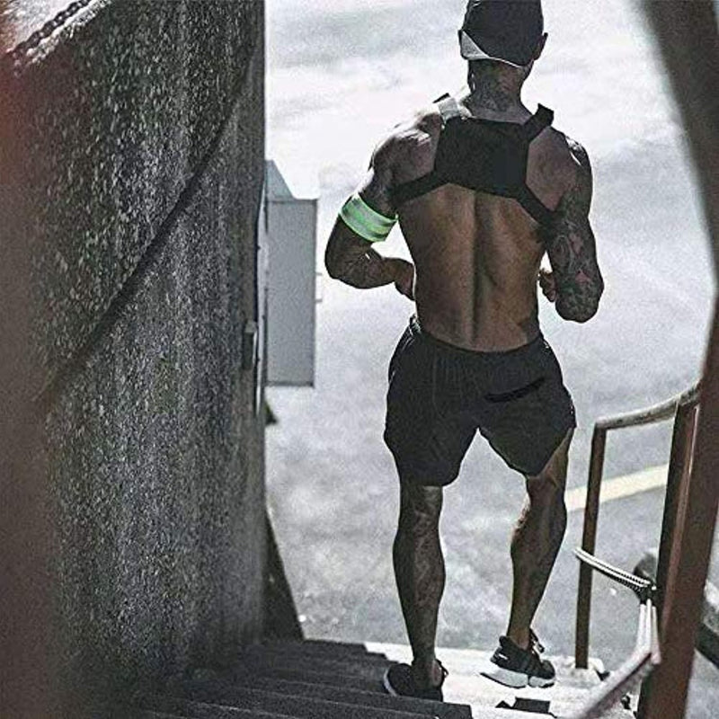 Laad afbeelding in Galerijviewer, Een getatoeëerde man met een pet rent de trap af, met een rugzak, een groene armband en onze 2-in-1 shorts, gemaakt van sneldrogend materiaal voor ultiem comfort.

