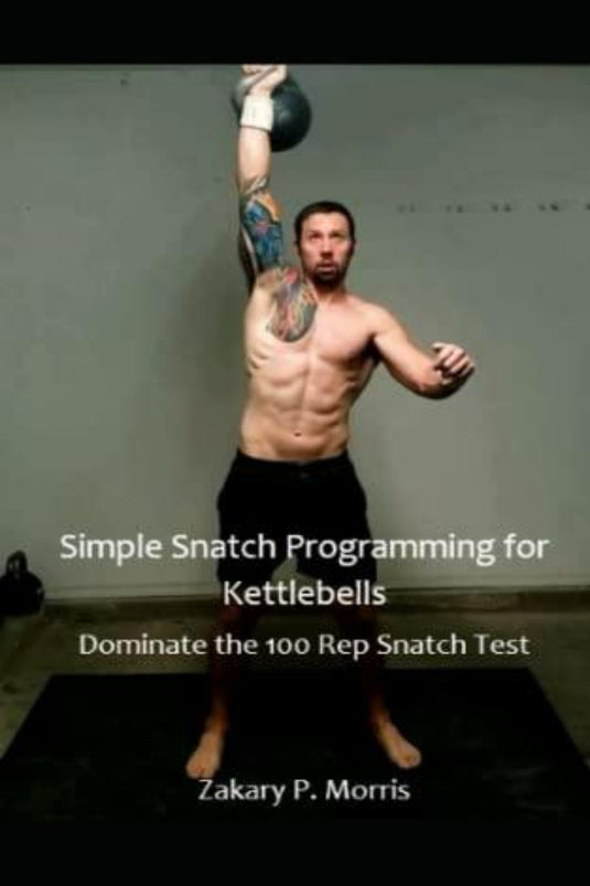 Een man zonder shirt tilt een kettlebell boven zijn hoofd op de omslag van het boek met de titel 