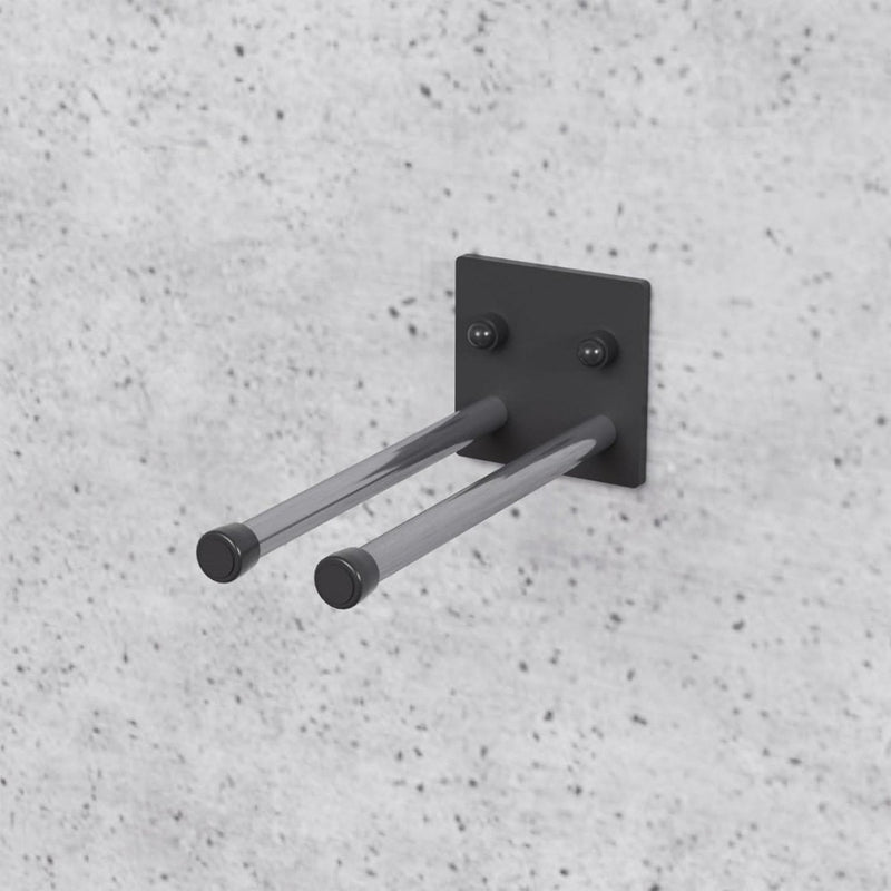 Laad afbeelding in Galerijviewer, De dubbele toiletrolhouder heeft een minimalistisch ontwerp met twee parallelle cilindrische staven van gepoedercoat staal die bevestigd zijn aan een rechthoekige achterplaat, vergelijkbaar met de stijl van de &quot;Ski-opslag op de muur&quot;, die praktische en duurzame oplossingen voor wandmontage biedt.
