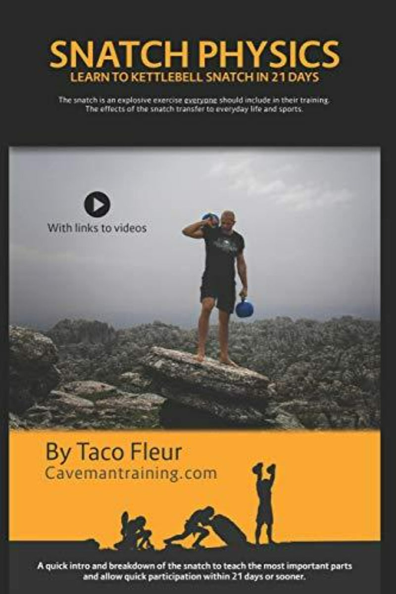 Load image into Gallery viewer, Op de cover van &quot;Snatch Physics: Leer de kettlebell snatch in 21 dagen (9)&quot; van Taco Fleur is een afbeelding te zien van een persoon die de kettlebell snatch onder de knie krijgt op een rotsachtig landschap. Er zijn videolinks om het cardiovasculaire uithoudingsvermogen te verbeteren met deze oefening voor het hele lichaam.
