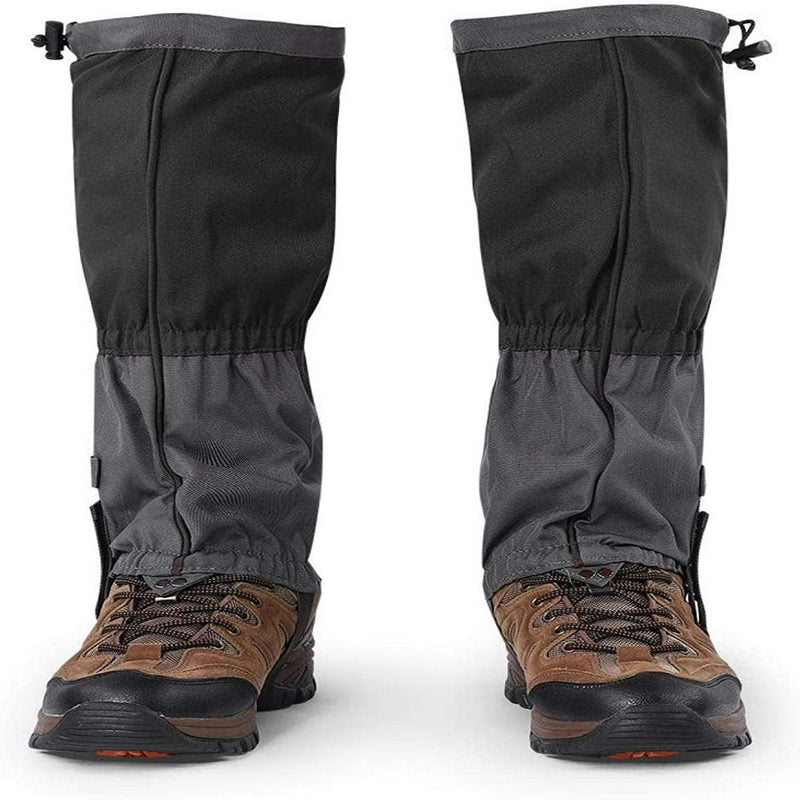 Laad afbeelding in Galerijviewer, Bruine wandelschoenen met zwart en grijs sneeuw gamaschen, bieden ultiem comfort en winddichte bescherming voor volwassenen. Weergegeven tegen een witte achtergrond.
