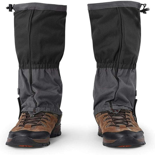 Bruine wandelschoenen met zwart en grijs sneeuw gamaschen, bieden ultiem comfort en winddichte bescherming voor volwassenen. Weergegeven tegen een witte achtergrond.