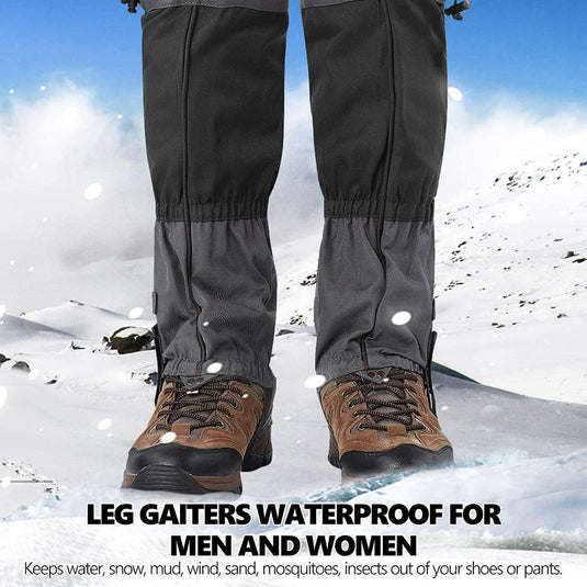 Persoon met wandelschoenen draagt waterdichte, winddichte beenkappen op besneeuwd terrein. De tekst luidt: "Ontdek het ultieme comfort en bescherming met onze sneeuw gamaschen voor volwassenen.