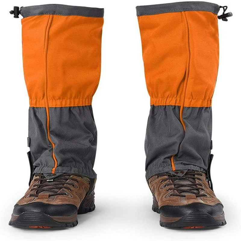Laad afbeelding in Galerijviewer, Water- en winddicht oranje en grijs Ontdek het ultieme comfort en bescherming met onze sneeuw gamaschen voor volwassenen, gedragen over bruine wandelschoenen, getoond vanaf de voorkant.
