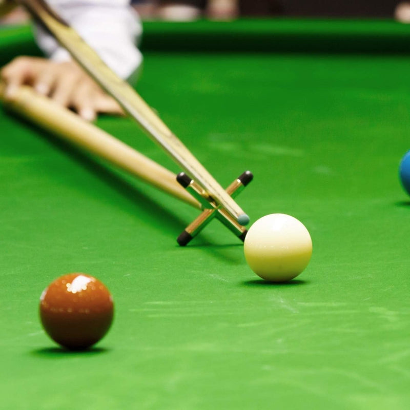 Load image into Gallery viewer, Een snookerspeler gebruikt vakkundig een accessoireset en keubruggen om op de witte bal te mikken. Op het levendige groene oppervlak van de Snooker tafelsteunen liggen verschillende gekleurde ballen verspreid: verbetering je spel met precisie en stabiliteit met deze keubruggen.
