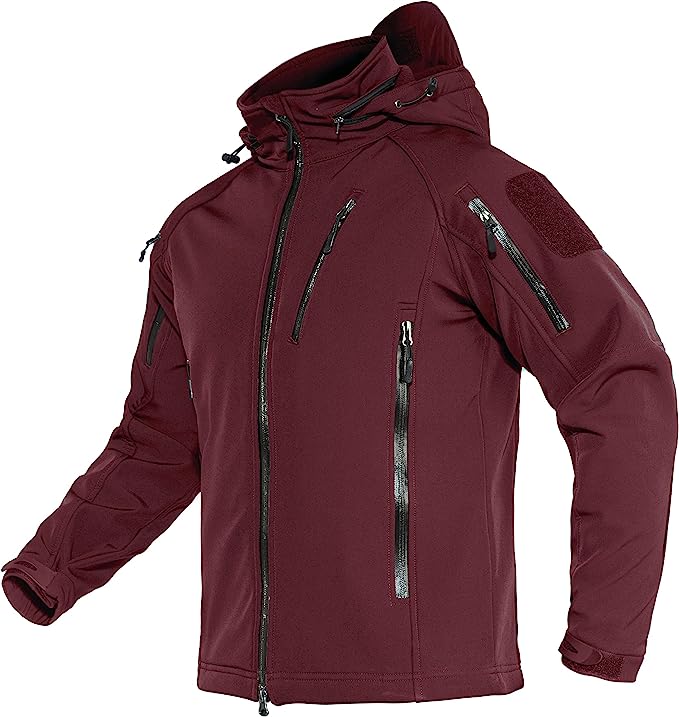 Laad afbeelding in Galerijviewer, Tegen een witte achtergrond staat de kastanjebruine &quot;Blijf warm en droog in elke weersomstandigheid&quot; fleece gevoerde softshell jas. Dit geweven en waterafstotende jack heeft meerdere zakken met ritssluiting, een hoge kraag en een verstelbare capuchon en combineert stijl met functionaliteit voor buitenavonturen.
