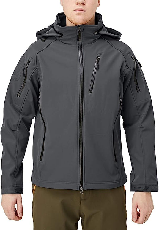 Persoon in een donkergrijze "Blijf warm en droog in elke weersomstandigheid met de waterafstotende softshell jas" met zakken met ritssluiting en bruine broek, naar voren gericht.