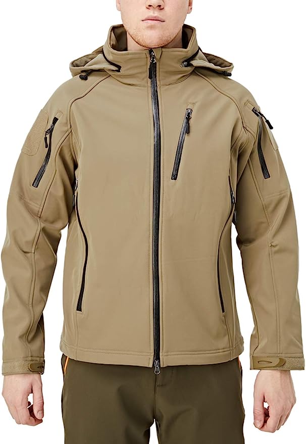 Laad afbeelding in Galerijviewer, Een persoon draagt een bruine softshelljas, gevoerd met fleece en voorzien van een capuchon en diverse zakken met rits, tegen een effen achtergrond.
