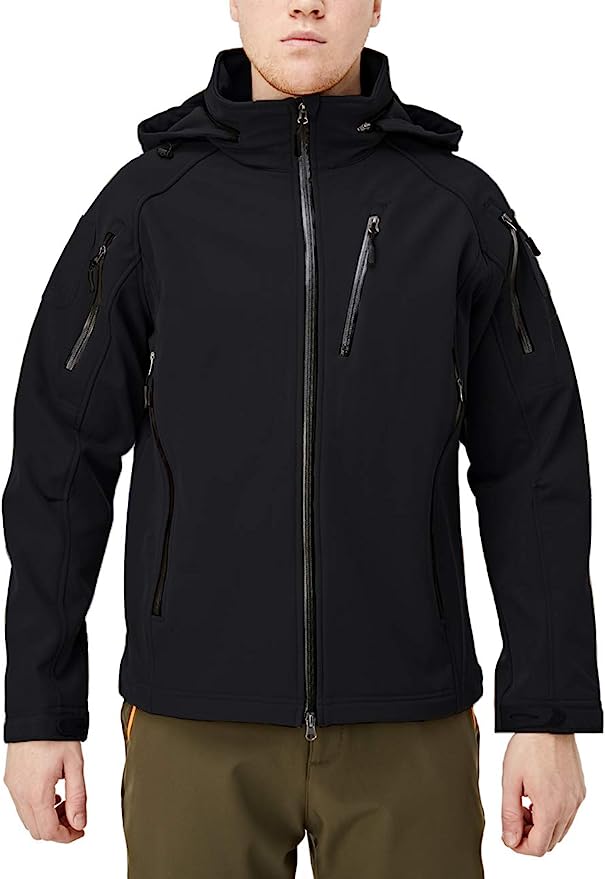 Laad afbeelding in Galerijviewer, Een persoon in de &quot;Blijf warm en droog in elke weersomstandigheid&quot; waterafstotende softshelljas, voorzien van meerdere ritsen en een met fleece gevoerde binnenkant, staat tegen een effen witte achtergrond.
