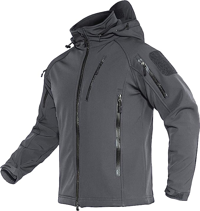 Laad afbeelding in Galerijviewer, De &quot;Blijf warm en droog in elke weersomstandigheid met de waterafstotende softshell jas&quot; is een grijze jas met capuchon, meerdere zakken met ritssluiting, stukken met klittenband op de mouwen en een met fleece gevoerde binnenkant voor comfort en warmte.
