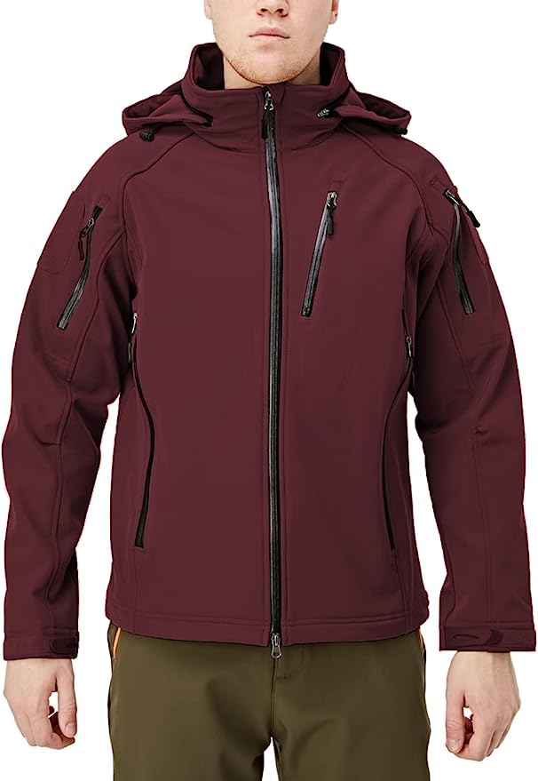 Laad afbeelding in Galerijviewer, Iemand draagt een waterafstotende softshelljas met een bordeauxrode capuchon en zakken met rits, gecombineerd met een olijfgroene broek.
