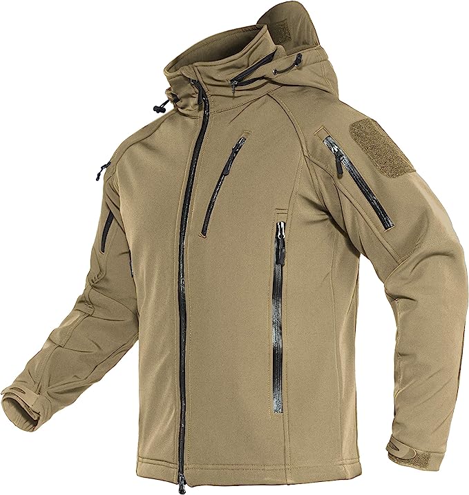 Laad afbeelding in Galerijviewer, De waterafstotende softshelljas, genaamd &quot;Blijf warm en droog in elke weersomstandigheid&quot;, is kakikleurig met een met fleece gevoerde binnenkant, meerdere zakken met ritssluiting, patches op de mouwen en een hoge kraag met capuchon voor comfort.
