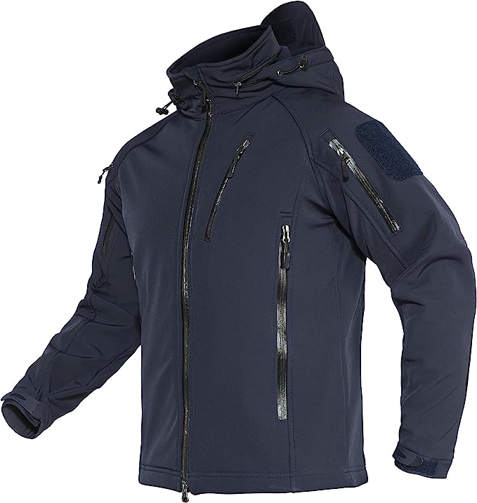 Laad afbeelding in Galerijviewer, Een donkerblauwe, waterafstotende softshell jas met meerdere zakken met rits, een capuchon en verstelbare manchetten. Hij is gevoerd met fleece voor extra comfort en warmte. Blijf warm en droog in alle weersomstandigheden met deze jas van &quot;Blijf warm en droog in elke weersomstandigheid.
