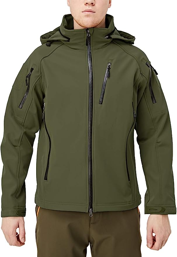 Laad afbeelding in Galerijviewer, Persoon die een olijfgroen, met fleece gevoerd jack met ritssluiting, meerdere zakken met ritssluiting en lange mouwen draagt, blijft comfortabel en duurzaam in de Blijf warm en droog in elke weersomstandigheid met de waterafstotende softshelljas.
