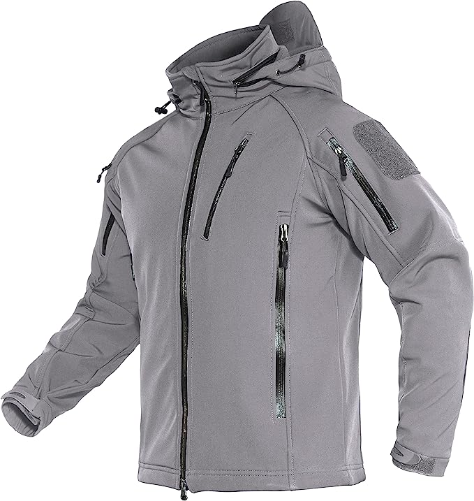 Laad afbeelding in Galerijviewer, Het jack &quot;Blijf warm en droog&quot; is gemaakt van ademend, waterafstotend softshell-materiaal, heeft meerdere zakken met rits, een verstelbare capuchon, lange mouwen en een patch op de bovenarm.
