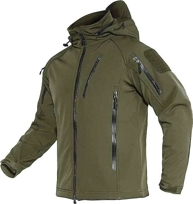 Laad afbeelding in Galerijviewer, Het olijfgroene tactische jack, geadverteerd als &quot;Blijf warm en droog in elke weersomstandigheid met de waterafstotende softshell jas&quot;, is voorzien van duurzame waterafstotende stof, ademend comfort, meerdere zakken met ritssluiting, een mouwpatch met klittenband, een verstelbare capuchon en een fleecevoering voor warmte.
