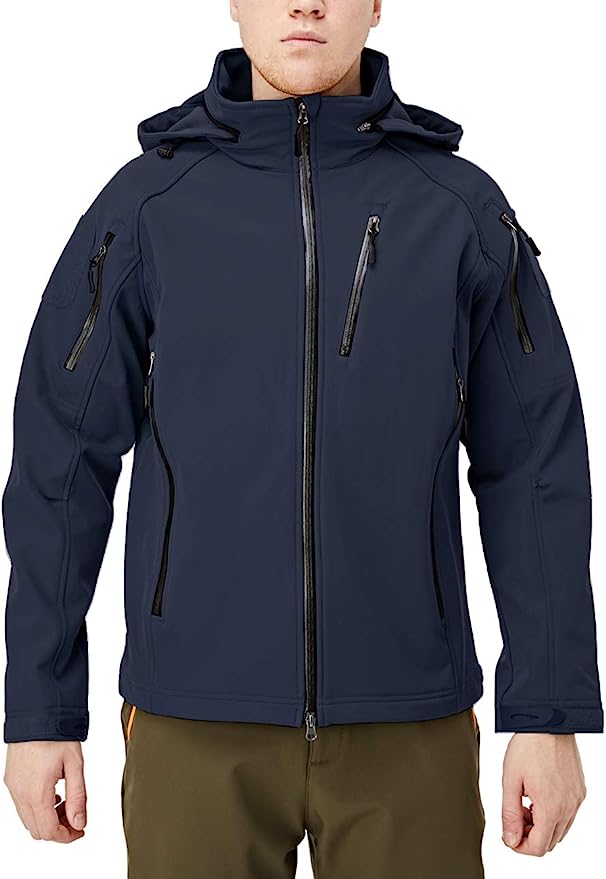 Laad afbeelding in Galerijviewer, Een persoon die de Blijf warm en droog draagt in elke weersomstandigheid met meerdere zakken en een capuchon, gecombineerd met een groene broek.
