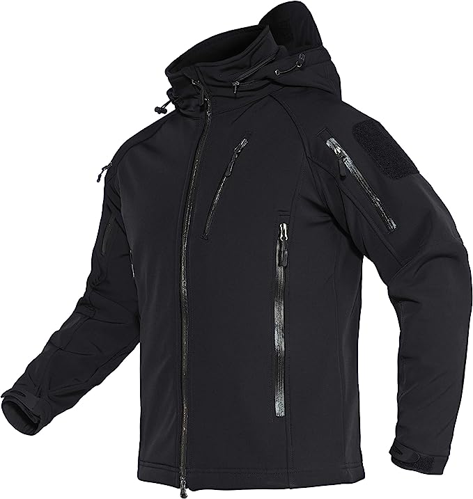 Laad afbeelding in Galerijviewer, Zwarte tactische jas, met meerdere zakken met rits, een verstelbare capuchon en een klittenbandpatch op de mouw tegen een witte achtergrond. Deze &quot;Blijf warm en droog in elke weersomstandigheid met de waterafstotende softshell jas&quot; is fleece gevoerd voor warmte en ademend voor comfort in verschillende omstandigheden.
