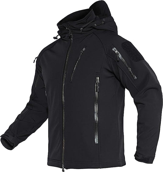 Zwarte tactische jas, met meerdere zakken met rits, een verstelbare capuchon en een klittenbandpatch op de mouw tegen een witte achtergrond. Deze "Blijf warm en droog in elke weersomstandigheid met de waterafstotende softshell jas" is fleece gevoerd voor warmte en ademend voor comfort in verschillende omstandigheden.