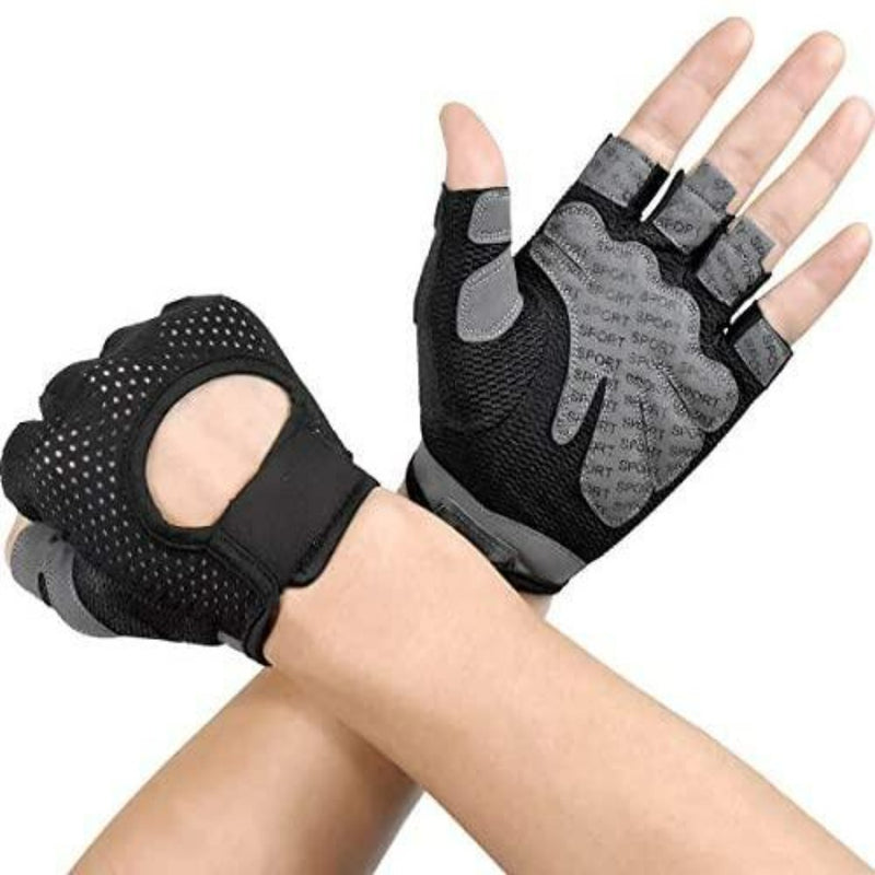 Laad afbeelding in Galerijviewer, Een persoon draagt lichtgewicht zwarte vingerloze fitness handschoenen met grijze accenten, voorzien van antislip siliconen op de handpalm en achterkant voor ultiem comfort en grip.
