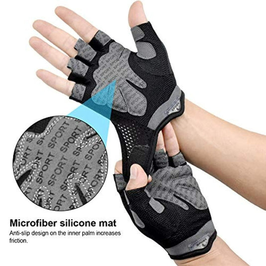 Een persoon draagt Ervaar's ultieme comfort en grip zwarte en grijze fitness handschoenen met een vingerloos ontwerp, voorzien van een antislip siliconen microvezel handpalm versierd met de tekst "SPORT".