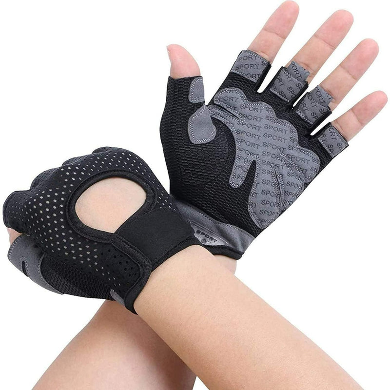 Laad afbeelding in Galerijviewer, Een persoon die Verbeter je training premium microfiber fitnesshandschoenen in zwart en grijs draagt, met een geperforeerd ontwerp en tekstpatroon, strekt één hand uit terwijl de andere een vuist vormt. Deze handschoenen bieden uitstekende bescherming voor trainingen.
