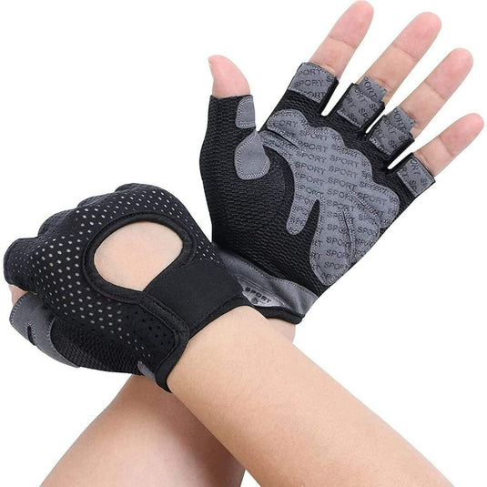 Een persoon die Verbeter je training premium microfiber fitnesshandschoenen in zwart en grijs draagt, met een geperforeerd ontwerp en tekstpatroon, strekt één hand uit terwijl de andere een vuist vormt. Deze handschoenen bieden uitstekende bescherming voor trainingen.