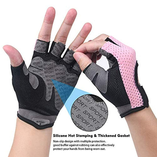 Een persoon toont palm- en rugaanzichten van roze-zwarte halfvinger fietshandschoenen. Deze comfortabele handschoenen zijn voorzien van siliconen hot stamping voor grip, met herhaaldelijk "SPORT" gedrukt, wat bescherming en stijl biedt. Product: Verbeter je training met onze premium fitness handschoenen van microvezel.